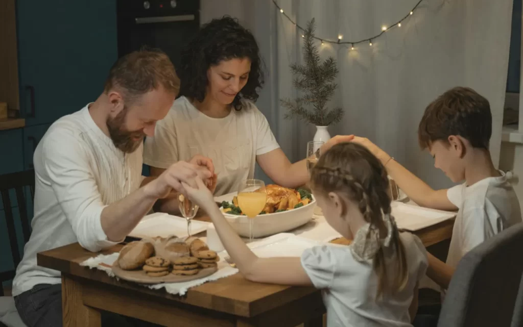 Los cristianos tenemos la costumbre de orar por los alimentos. ¿Para qué lo hacemos?